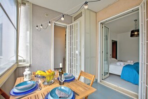 2 slaapkamers, een laptopwerkplek, een strijkplank/strijkijzer