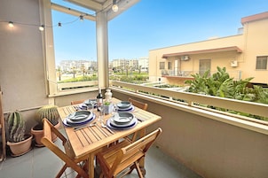 Appartamento familiare, camere multiple (Monopoli Beach House 200 m from the) | Ristorazione all'aperto