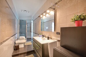 Family Apartment, Multiple Bedrooms, Refrigerator & Microwave (Monopoli Beach House 200 m from the) | Bathroom - Monopoli Beach House 200 m From the sea (Monopoli)