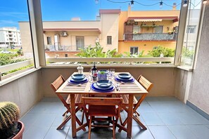 Căn hộ dành cho gia đình, nhiều phòng ngủ (Monopoli Beach House 200 m from the) | Khu ẩm thực ngoài trời