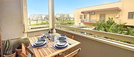 Familienapartment, Mehrere Schlafzimmer (Monopoli Beach House 200 m from the) | Speisen im Freien