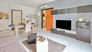 Family Apartment, 2 Bedrooms, Refrigerator & Microwave (Monopoli Beach House 200 m from the) | Living area - Monopoli Beach House 200 m From the sea (Monopoli)