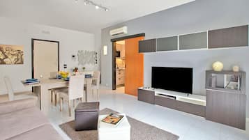 Familjelägenhet - flera sovrum - kylskåp och mikrovågsugn (Monopoli Beach House 200 m from the) | Vardagsrum | 21-tums smart-tv med digitalkanaler och en stereo