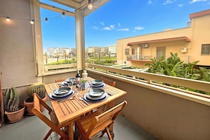 Family Apartment, Multiple Bedrooms, Refrigerator & Microwave (Monopoli Beach House 200 m from the) | Outdoor dining - Monopoli Beach House 200 m From the sea (Monopoli)