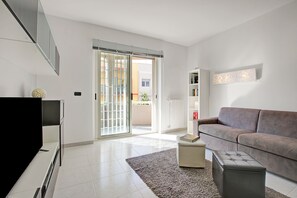 Family Apartment, 2 Bedrooms, Refrigerator & Microwave (Monopoli Beach House 200 m from the) | Living room | 21-inch Smart TV with digital channels, stereo