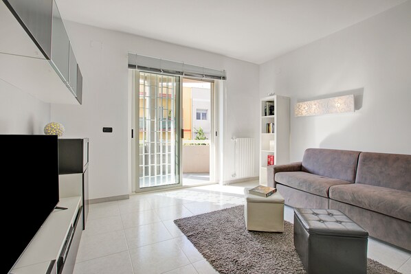 Appartamento familiare, 2 camere da letto (Monopoli Beach House 200 m from the) | Soggiorno | Smart TV 21 pollici con canali digitali, impianto stereo
