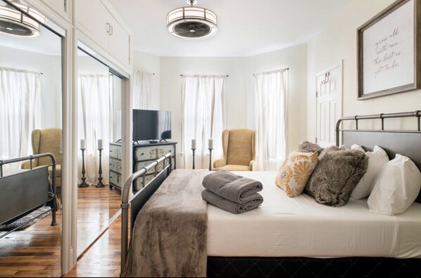 3 habitaciones, escritorio, tabla de planchar con plancha y wifi