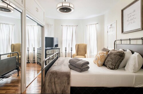 Cozy 3 bedroom - Free Parking, close to buses. 