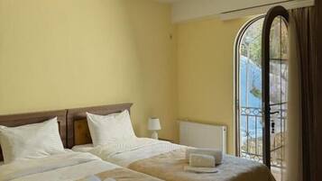 Habitación estándar con 2 camas individuales, 1 habitación | Decoración personalizada, muebles diferentes y escritorio