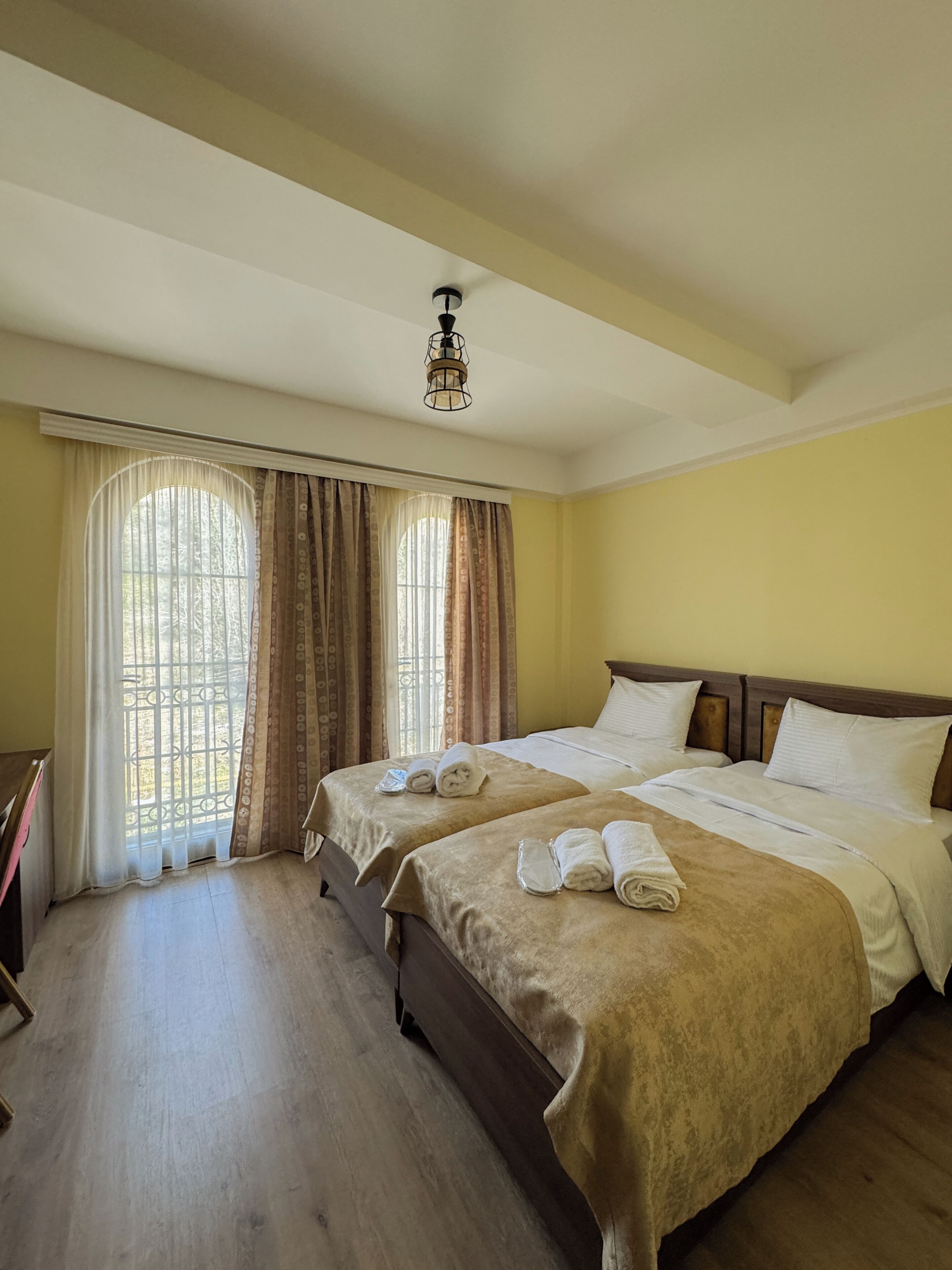 Camera Standard con 2 letti singoli | Con stile personalizzato, con arredamento individuale, una scrivania