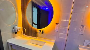 Secador de pelo, piso con calefacción en el baño, toallas