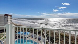 Un hotel frente a la playa con piscina, acceso directo a la orilla y vistas al océano.