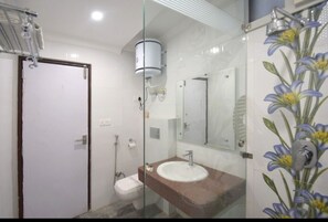 Free toiletries, slippers - Hotel Galaxy (Reasi)