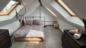 1 soverom, skrivebord, strykejern/-brett og reiseseng for barn