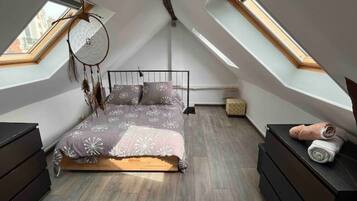 1 chambre, bureau, fer et planche Ă repasser, lit parapluie