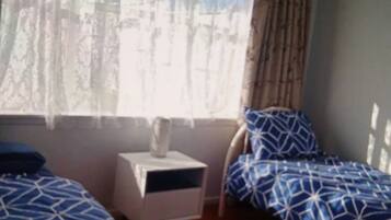 3 bedrooms, desk, iron/ironing board, bed sheets