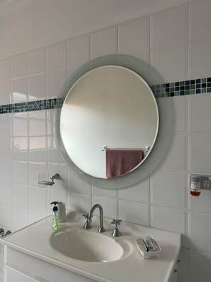 Hair dryer, towels, soap, shampoo - Home away from home  🕺💃 (Kennington)