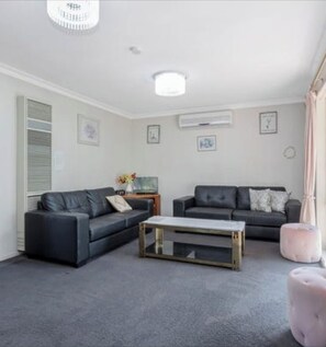 TV, books - Home away from home  🕺💃 (Kennington)