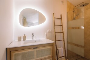 Panoramic Cabin, Private Bathroom, Pool View | Bathroom - Mas des Arts & Spa (La Colle-sur-Loup)