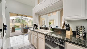 House (5 Bedrooms) | Interior