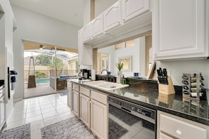 House (5 Bedrooms) | Interior