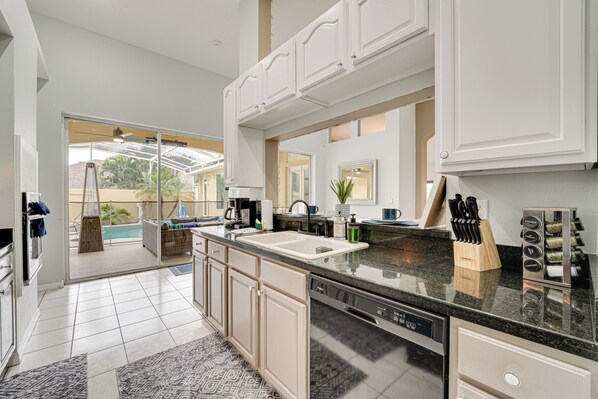 House (5 Bedrooms) | Interior