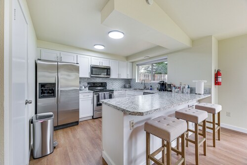 Olympia Home w/ Deck ~ 7 Mi to Amtrak Train!