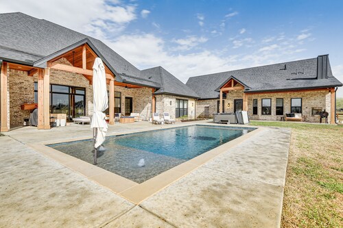 Northlake Vacation Rental w/ Pool & Hot Tub Access