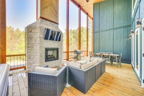 House (3 Bedrooms) | Interior - Broken Bow Cabin ~ 5 Mi to State Park w/ Hot Tub! (Broken Bow)