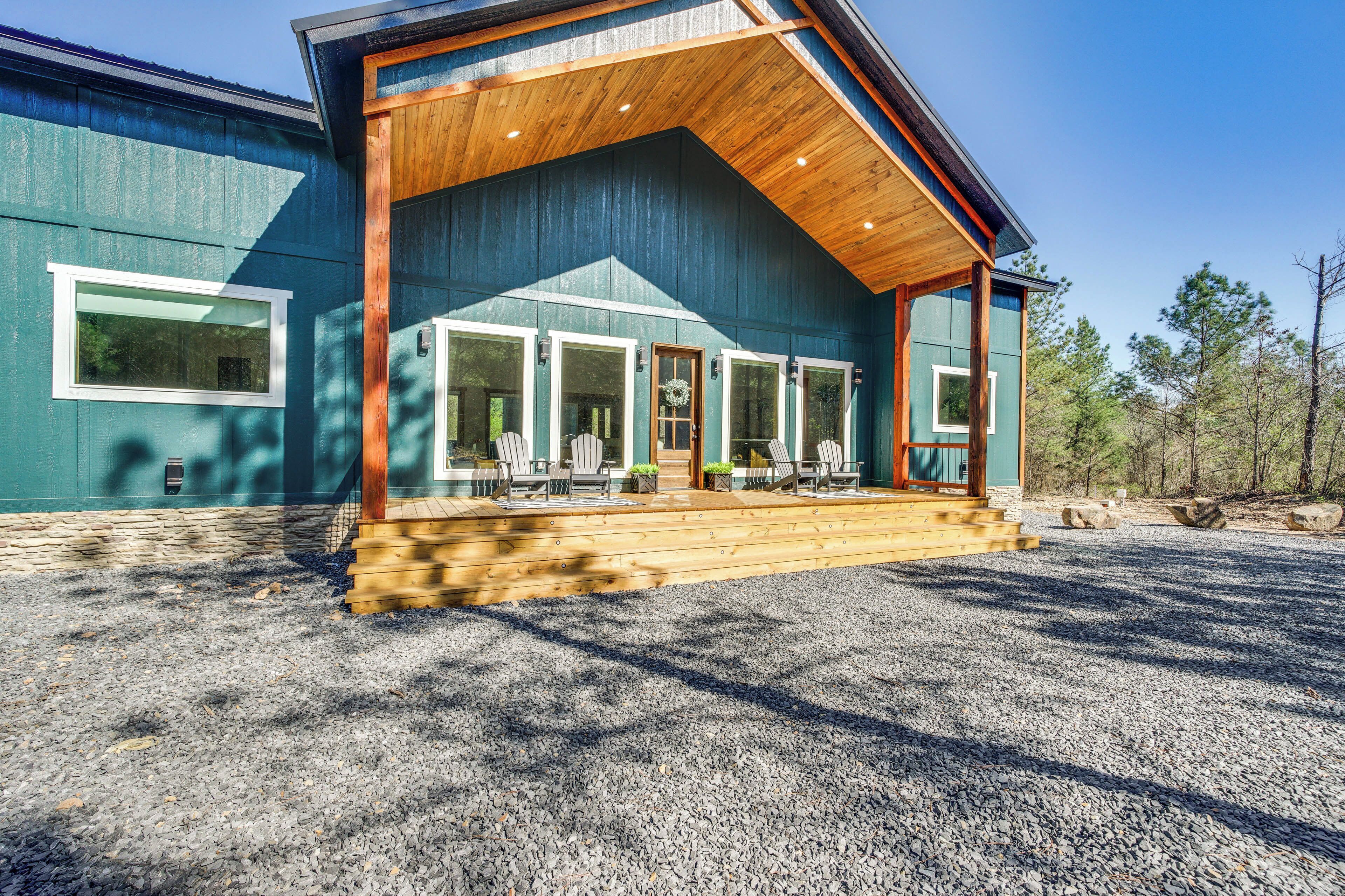 Un bâtiment moderne doté d’une terrasse en bois et de grandes fenêtres.