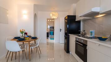 Kühlschrank, Mikrowelle, Ofen, Wasserkocher mit Kaffee-/Teezubehör