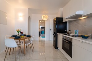 Kühlschrank, Mikrowelle, Ofen, Wasserkocher mit Kaffee-/Teezubehör