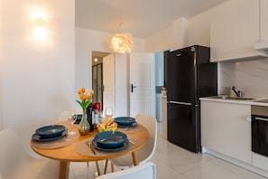Fridge, microwave, oven, coffee/tea maker