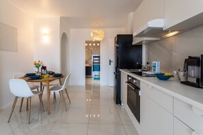 Fridge, microwave, oven, coffee/tea maker