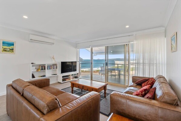 TV, DVD player - Meridian U1-4 Hutton St (Port Elliot)