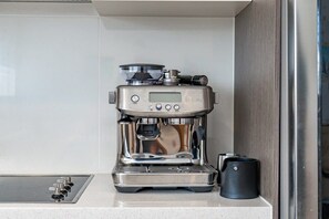 Frigorífico, microondas, placa de cocina y lavavajillas