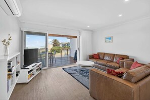 TV, DVD player - Meridian U1-4 Hutton St (Port Elliot)