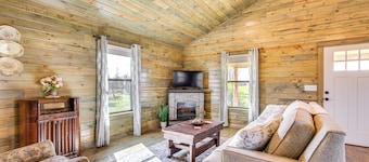 Cozy Mississippi Cabin w/ Covered Porch & Grill!
