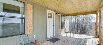 Cozy Mississippi Cabin w/ Covered Porch & Grill!