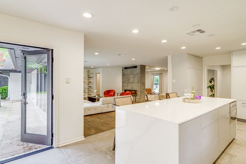 Spacious Houston Home w/ Pool - Near The Galleria!