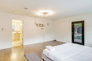 4 bedrooms, iron/ironing board, free cribs/infant beds, bed sheets - Spacious Houston Home w/ Pool - Near The Galleria! (Houston)