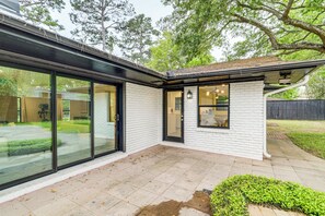 Exterior - Spacious Houston Home w/ Pool - Near The Galleria! (Houston)