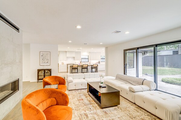 House (4 Bedrooms) | Living area | TV, fireplace, books - Spacious Houston Home w/ Pool - Near The Galleria! (Houston)