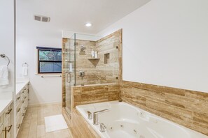 Bathroom - Spacious Houston Home w/ Pool - Near The Galleria! (Houston)