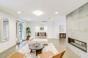 TV, fireplace, books - Spacious Houston Home w/ Pool - Near The Galleria! (Houston)