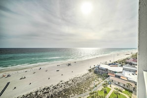 Una spiaggia con un edificio adiacente.