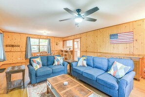 Cottage (2 Bedrooms) | Interior - Lakefront Keystone Heights Cottage w/ Private Dock (Keystone Heights)