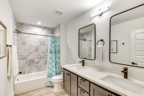 Un baño moderno con bañera, inodoro y lavamanos.