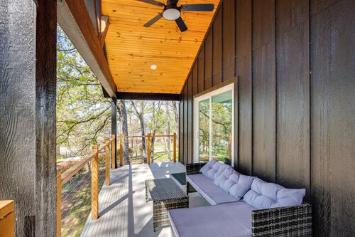 Fire Pit + Grill: Lakeside Gun Barrel City Home!