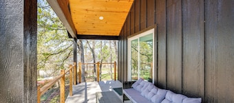 Fire Pit + Grill: Lakeside Gun Barrel City Home!